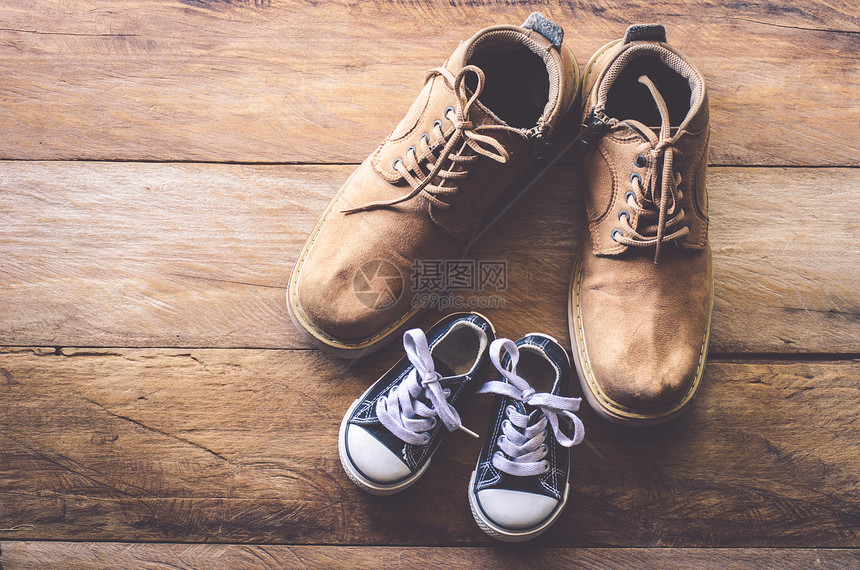 父亲和儿子的鞋子图片