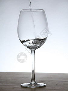 简单的水杯桌上的纯葡萄酒杯我从桌子背景图片