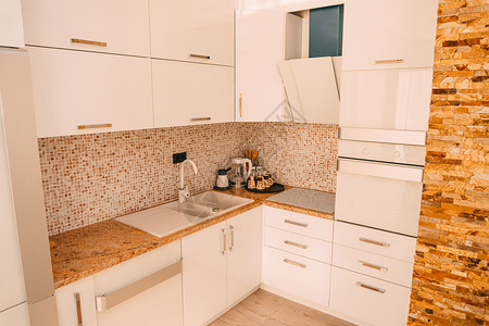 公寓里的厨房厨房间的设计木制厨房冰箱炉灶餐图片