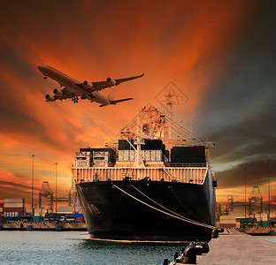 集装箱船和集装箱在航运港口图片