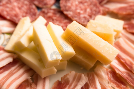 切片奶酪和意大利腊肠图片