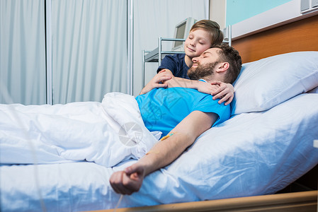 父亲和父亲在病房父母和儿子躺在医院床上图片