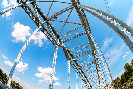 古代铁桥与蓝天对峙在俄罗斯Msta河图片