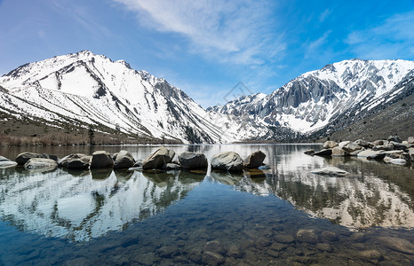 加利福尼亚内华达山脉风景如画的罪犯湖中被雪覆盖的山脉的倒影图片