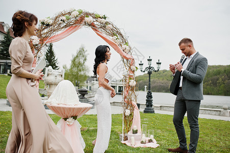 年轻时尚可爱的情侣与婚礼演讲大师在结婚纪念日和求婚时对装饰图片