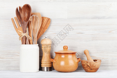 白色木制背景上的木制炊具图片