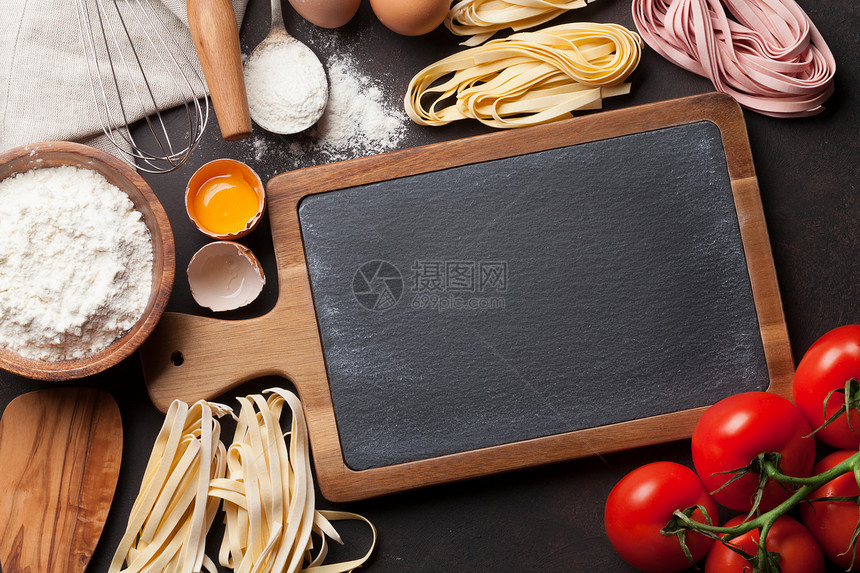 黑厨房餐桌上的面粉烹饪素材用图片