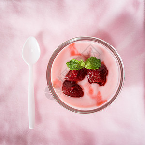 草莓酸奶配草莓在木头上草莓酸奶粉红色的酸奶草莓酸奶中的草莓酸奶的心图片