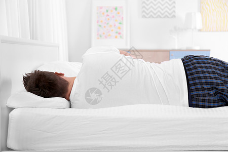 年轻人躺在床上家图片