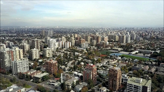 智利首都圣地亚哥的无人空中巡背景图片