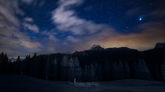 夜空星和云在山上图片