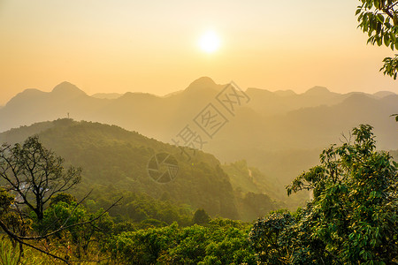 高山与夜晚的天空在温暖的图片