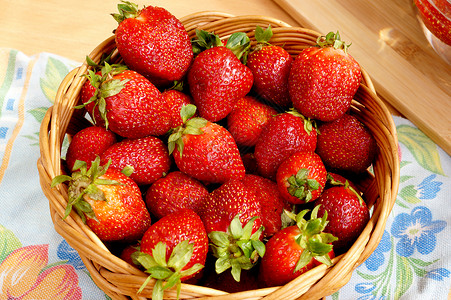 圆形容器中的桌子上鲜亮的草莓图片