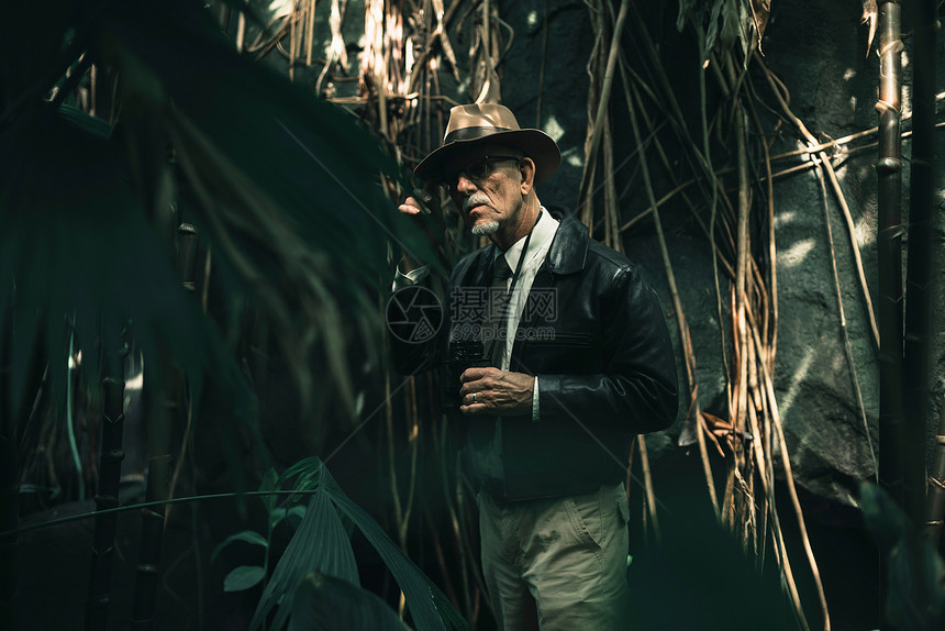 高级探险家站在茂密的丛林里图片