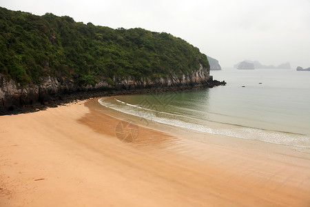 越南下龙湾美丽的空沙滩景观图片