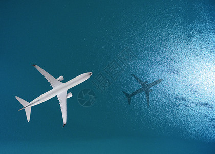 空中飞机越海图片