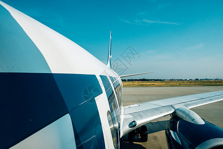 现代飞机翼和机身部分着陆从现代机场起飞的国际机场上图片