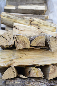 木柴背景两块硬木窑炉钻图片