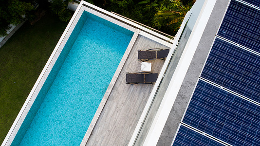 户外游泳池和别墅屋顶太阳能电池图片