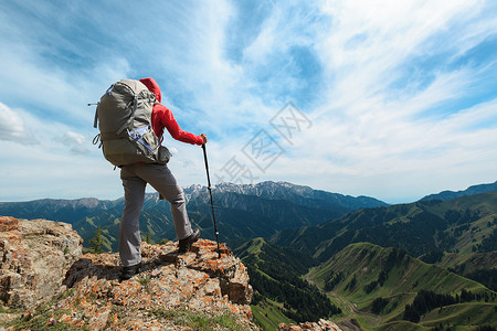 带着背包徒步登山图片