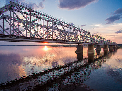 日落时横跨伏尔加河的铁路桥美丽的空中风景图片