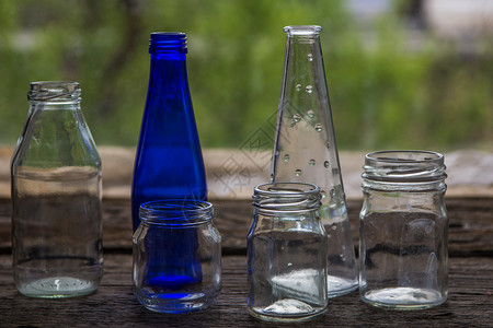 木制窗台上的空罐子和瓶子图片