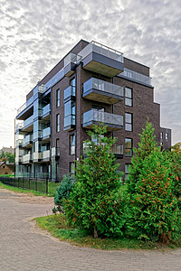 住宅楼和户外设施的现代玻璃建筑结构图片