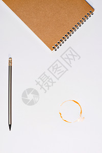 笔记本的顶部视图铅笔和咖啡沾染图片
