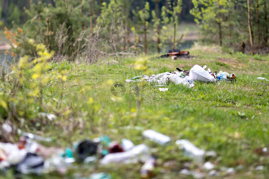 垃圾倾倒在大自然上环境图片
