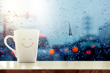 玻璃窗内桌子上笑脸的快乐咖啡杯图片