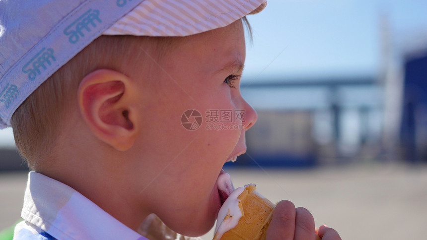 孩子吃华夫杯冰淇淋图片