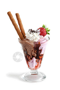 白底草莓和巧克力冰淇淋图片