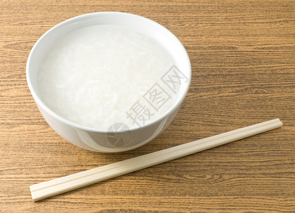 亚洲传统食品大米粥碗或软糖油水背景图片