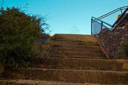 澳大利亚山路上的混凝土楼梯通往山瞭望台的楼梯森林步道与图片