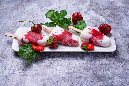 草莓香草冰棒自制冰淇淋图片