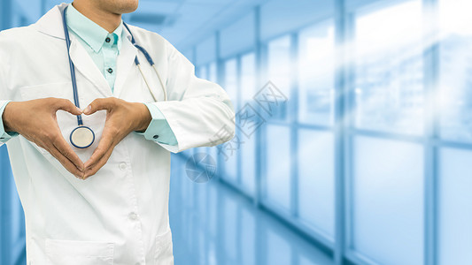 男医生在医院或医生办公室用手做心脏标志心脏护理医疗技术和医图片