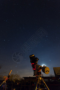 配备引导范围和天文相机的专业天文摄影望远镜图片