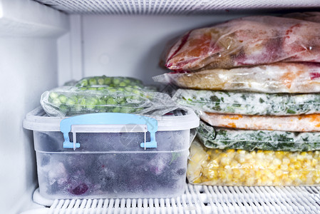 冷冻柜里装袋的冻浆果和图片