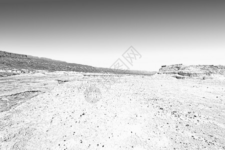 以色列内盖夫沙漠的岩石山丘风在以色列南部沙漠雕刻岩图片