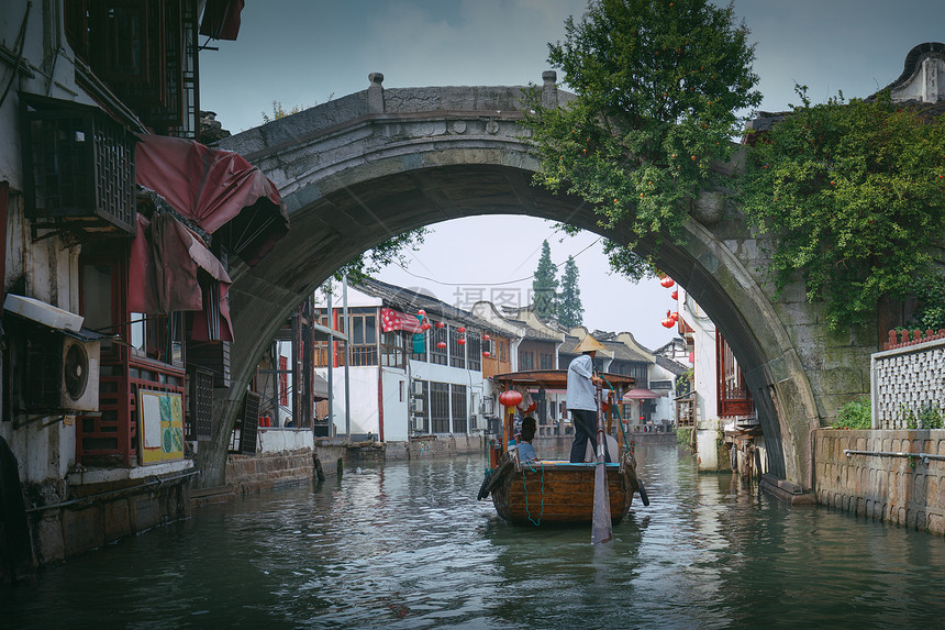 上海朱甲岛市传统旅游船和历史建筑图片