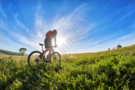 骑自行车的人与山地自行车的广角对美丽的风景图片