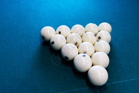 台球桌上的八个白色台球图片
