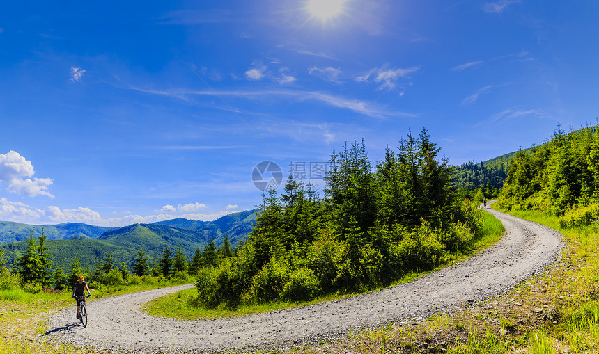 山地自行车妇女在夏季山区森林景观中骑自行车骑自行车MTB流径的女人图片