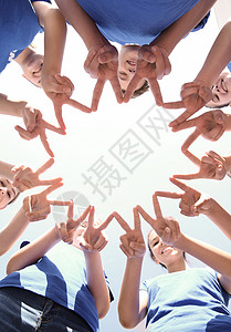 志愿人员团队将他们的手指聚集在一起图片