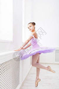 年轻的芭蕾舞演员在表演前在演播室练习古典舞图片