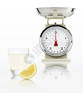 白背景的柠檬汁杯平衡饮食概念在图片