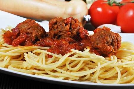 美味又美味的意大利意大利意面和肉丸子在餐盘上用西图片
