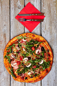 新鲜比萨的垂直图像餐具餐巾纸比萨饼木制背景传统的意大利比图片