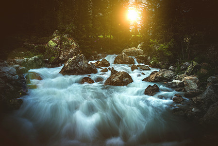 风景秀丽的高山瀑布日落山河冲图片