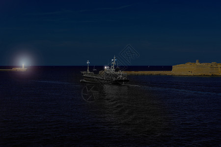 货船夜间离开瓦莱塔港图片